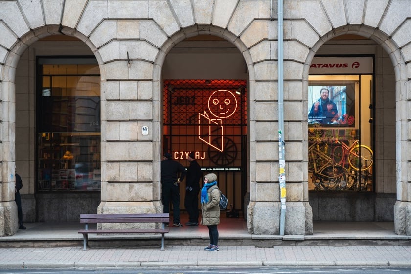 Neon na placu Kościuszki Czytaj i jedź księgarnia pod Arkadami i sklepu rowerowego. Kolejna odnowiona witryna w ramach projektu Dobry Widok