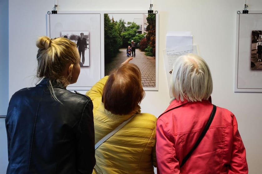 Mikrogranty, uczestniczki projektu "Wspomnienia z dzieciństwa" na Swojczycach. Na zdęciu trzy kobiety oglądające wystawę archiwalnych zdjęć z osiedla.