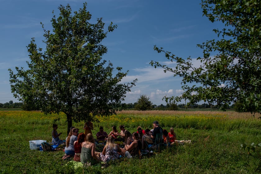 Mikrogranty. Uczestniczki i uczestnicy projektu "Słowiańskie klimaty nad Widawą" na osiedlu Psie-Pole Zawidawie.