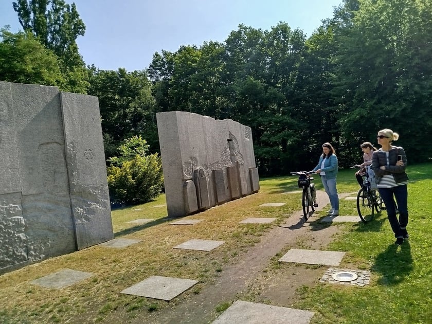 Pomnik Wsp&oacute;lnej Pamięci w Parku Grabiszyńskim. Wizyta studyjna we Wrocławiu w ramach projektu GreenPlace.