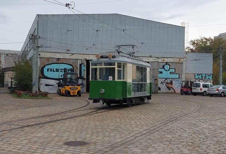 Odrestaurowany tramwaj-opryskiwacz