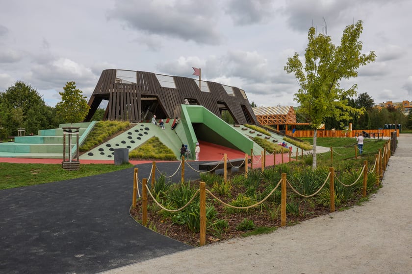 Plac zabaw Średniowieczny Wrocław w parku Tysiąclecia.