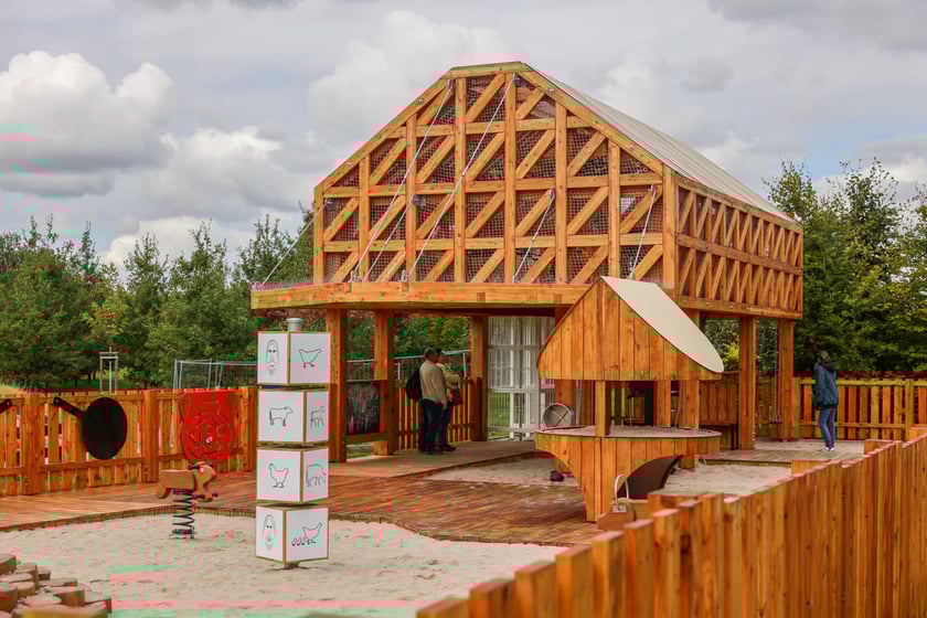 Plac zabaw Średniowieczny Wrocław w parku Tysiąclecia.