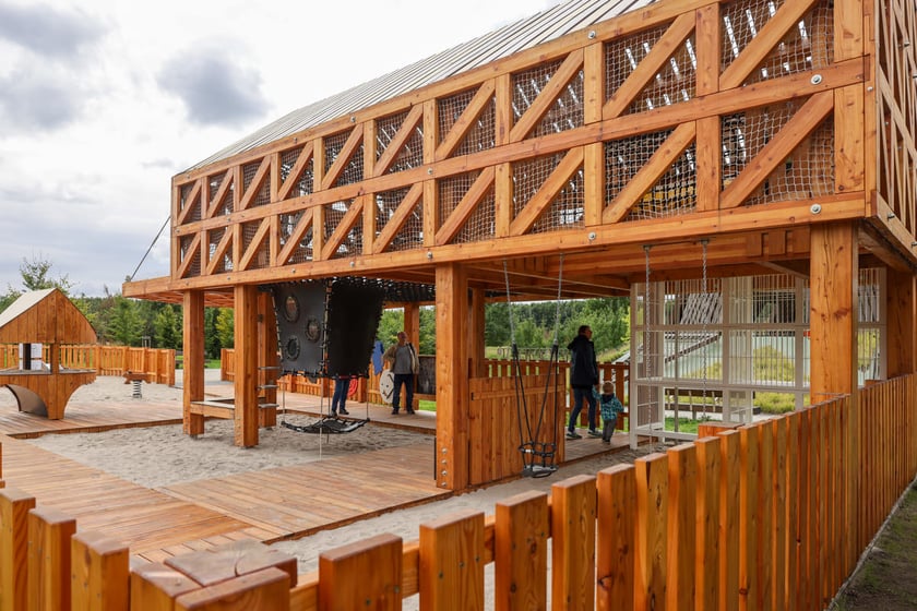 Plac zabaw Średniowieczny Wrocław w parku Tysiąclecia.