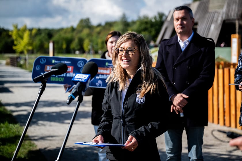 Briefing prasowy poświęcony rozpoczynającemu się 3.10.2025 głosowaniu w WBO 2025. Przy mikrofonie Monika Dubec z Biura Prasowego Urzędu Miejskiego Wrocławia