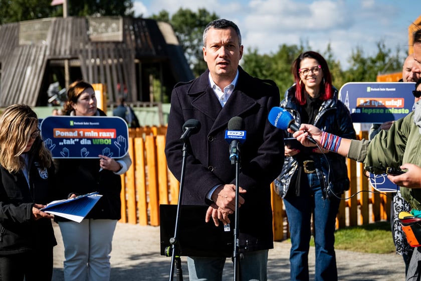 Briefing prasowy poświęcony rozpoczynającemu się 3.10.2025 głosowaniu w WBO 2025. Przy mikrofonie Sebastian Wolsczak, zastępca dyrektora Wydziału Partycypacji Społecznej Urzędu Miejskiego Wrocławia.&nbsp;