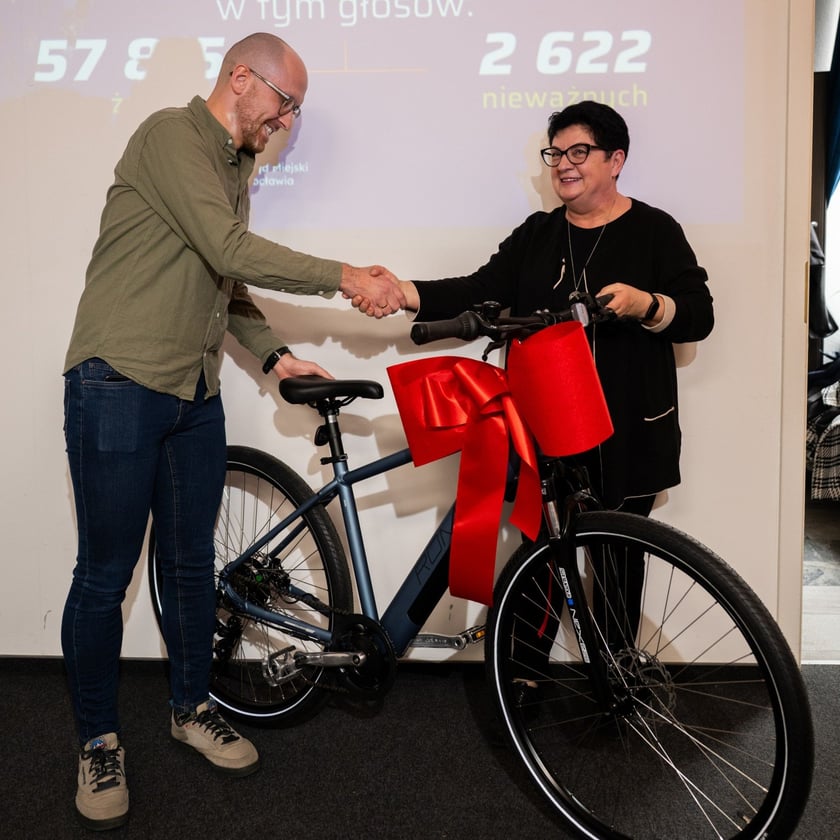 Powiększ obraz: Główną nagrodą dla głosujących na projekty WBO był elektryczny rower. Wygrał go Jacek Wójcik. Można powiedzieć, że jest zwycięzcą trzykrotnym, bowiem dwa projekty, na które oddał głosy przeszły i będą realizowane. Nagrodę wręczyła Beata Bernacka, dyrektorka Wydziału Partycypacji Urzędu Miejskiego Wrocławia