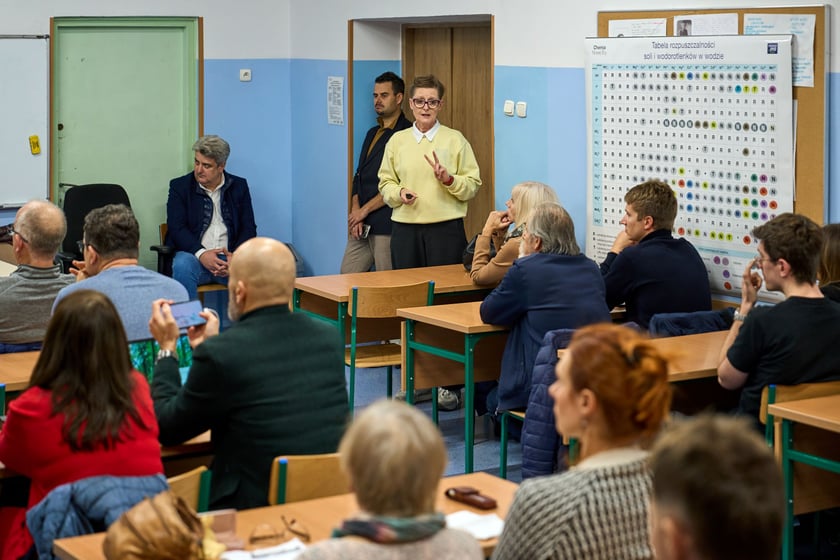 Spotkanie informacyjne podczas którego Monika Kozłowska-Święconek, dyrektorka Wydziału Mobilności Miejskiej UMW, przedstawiała wynik konsultacji oraz decyzje, które zostały podjęte w sprawie tramwaju przez Klecinę i rozbudowy dróg