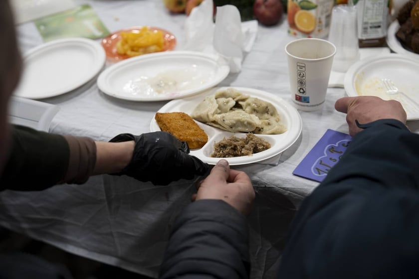 Potrawy wigilijne na udekorowanym stole. Zdjęcie archiwalne, wykonane podczas Wigilii Pełnej Ciepław w Czasoprzestrzeni w 2024 roku.&nbsp;
