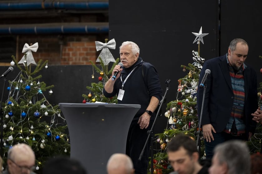 Mieczysław Michalak, organizator Wigilii Pełnej Ciepła w Czasoprzestrzeni. Zdjęcie archiwalne z 2024 roku.