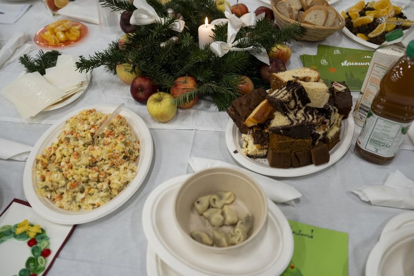 Potrawy wigilijne na udekorowanym stole. Zdjęcie archiwalne, wykonane podczas Wigilii Pełnej Ciepław w Czasoprzestrzeni w 2024 roku.&nbsp;