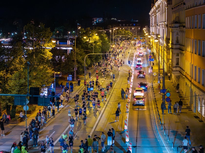 Powiększ obraz: Biegacze na trasie Nocnego Półmaratonu 2026