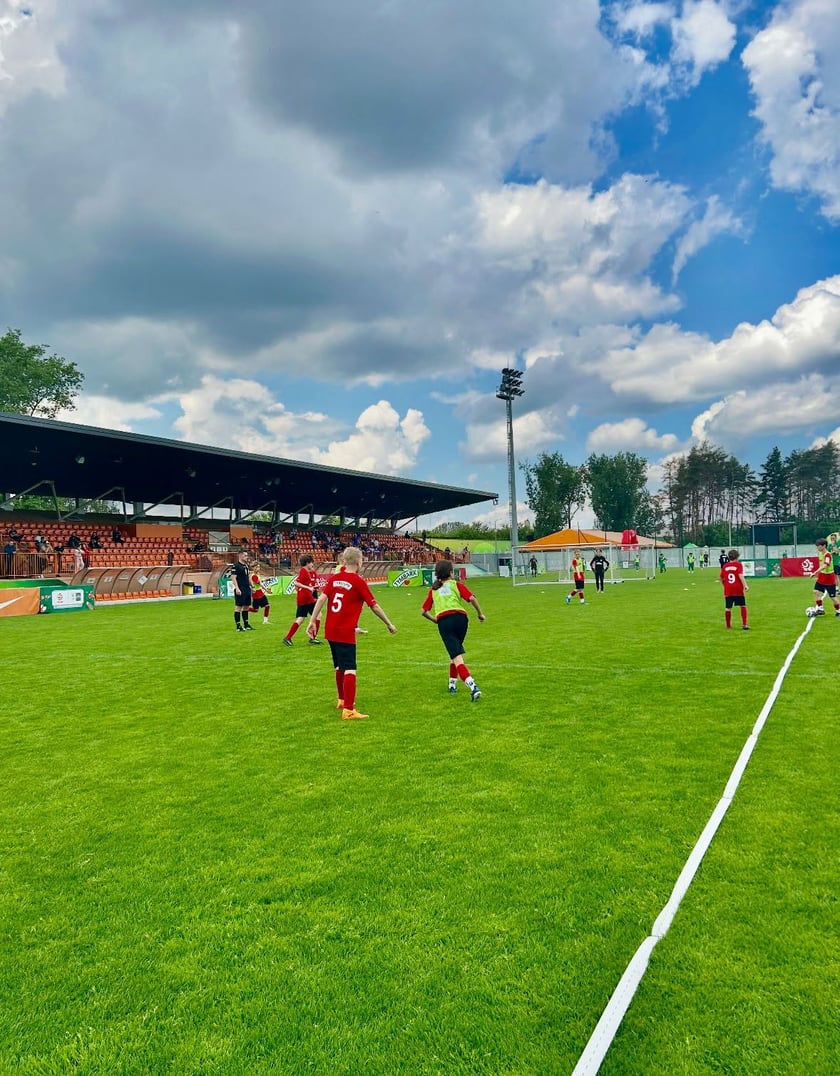 Powiększ obraz: Reprezentacja Szkoły Podstawowej nr 6 we Wrocławiu w kategorii U12 chłopców podczas Finału Ogólnopolskiego XXVI Turnieju „Z Podwórka na Stadion o Puchar Tymbarku”