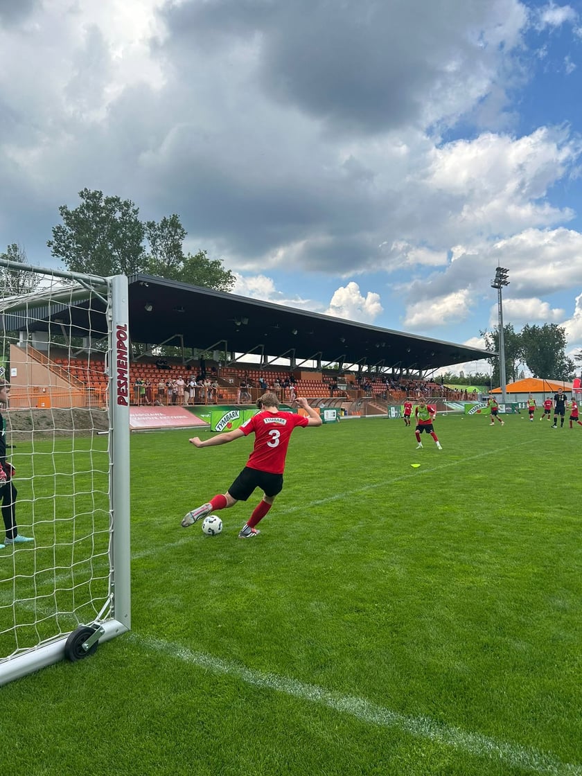 Powiększ obraz: Reprezentacja Szkoły Podstawowej nr 6 we Wrocławiu w kategorii U12 chłopców podczas Finału Ogólnopolskiego XXVI Turnieju „Z Podwórka na Stadion o Puchar Tymbarku”