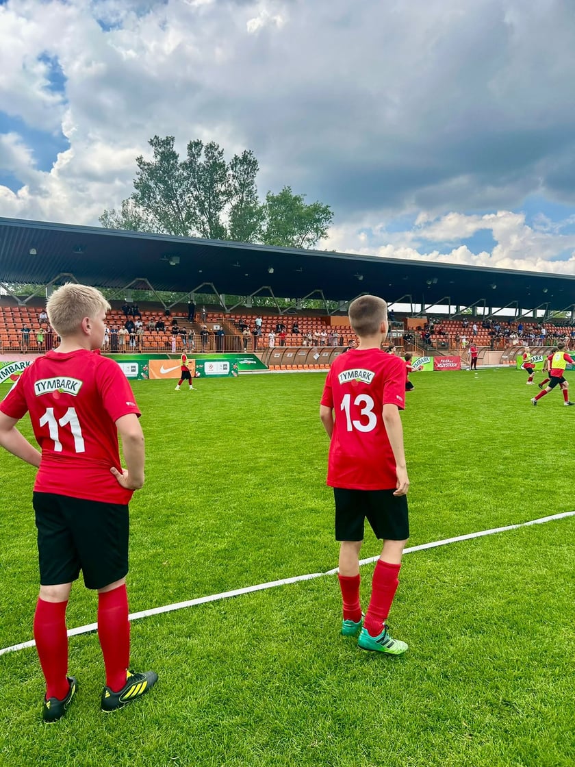 Powiększ obraz: Reprezentacja Szkoły Podstawowej nr 6 we Wrocławiu w kategorii U12 chłopców podczas Finału Ogólnopolskiego XXVI Turnieju „Z Podwórka na Stadion o Puchar Tymbarku”