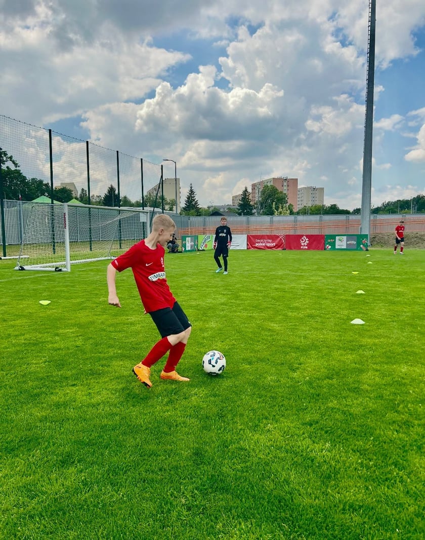 Powiększ obraz: Reprezentacja Szkoły Podstawowej nr 6 we Wrocławiu w kategorii U12 chłopców podczas Finału Ogólnopolskiego XXVI Turnieju „Z Podwórka na Stadion o Puchar Tymbarku”