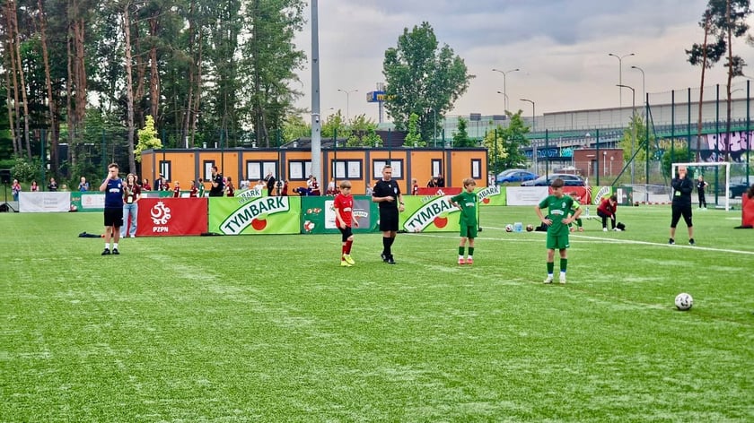 Powiększ obraz: Reprezentacja Szkoły Podstawowej nr 6 we Wrocławiu w kategorii U12 chłopców podczas Finału Ogólnopolskiego XXVI Turnieju „Z Podwórka na Stadion o Puchar Tymbarku”