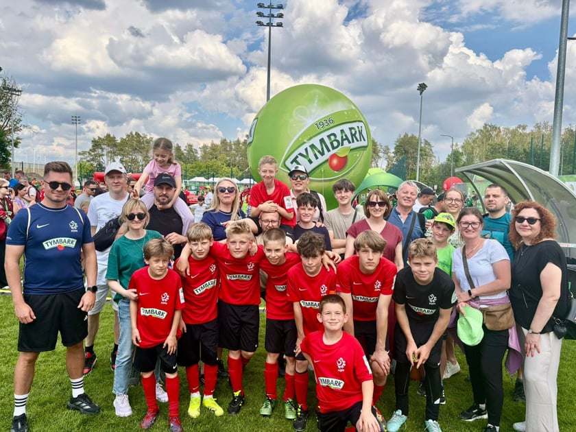 Powiększ obraz: Reprezentacja Szkoły Podstawowej nr 6 we Wrocławiu w kategorii U12 chłopców podczas Finału Ogólnopolskiego XXVI Turnieju „Z Podwórka na Stadion o Puchar Tymbarku”