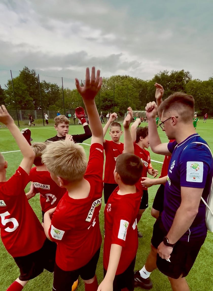 Powiększ obraz: Reprezentacja Szkoły Podstawowej nr 6 we Wrocławiu w kategorii U12 chłopców podczas Finału Ogólnopolskiego XXVI Turnieju „Z Podwórka na Stadion o Puchar Tymbarku”