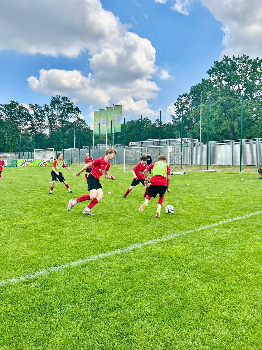 Powiększ obraz: Reprezentacja Szkoły Podstawowej nr 6 we Wrocławiu w kategorii U12 chłopców podczas Finału Ogólnopolskiego XXVI Turnieju „Z Podwórka na Stadion o Puchar Tymbarku”