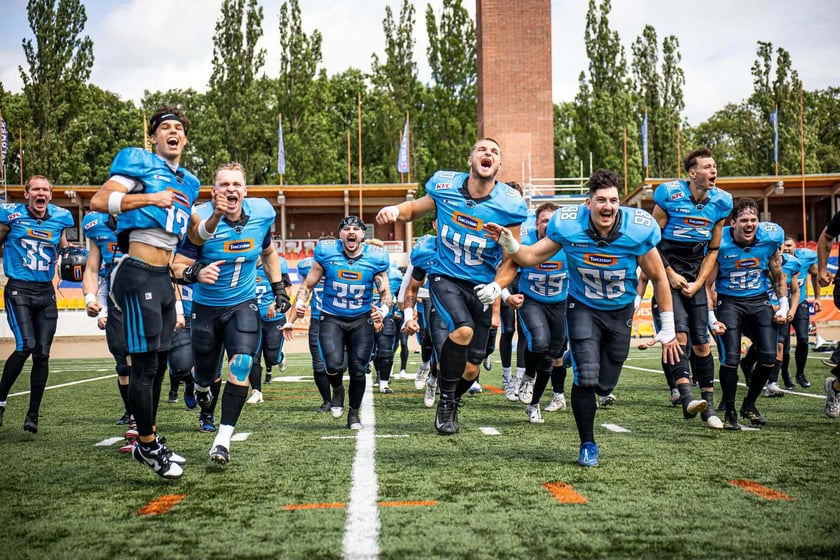 Powiększ obraz: Drużyna Panthers Wrocław cieszy się z awansu do półfinału, 5 lipca 2026 r.