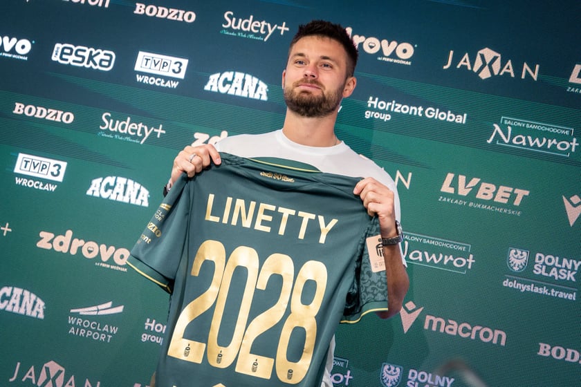 Powiększ obraz: Karol Linetty z koszulką Śląska Wrocław ze swoim nazwiskiem.