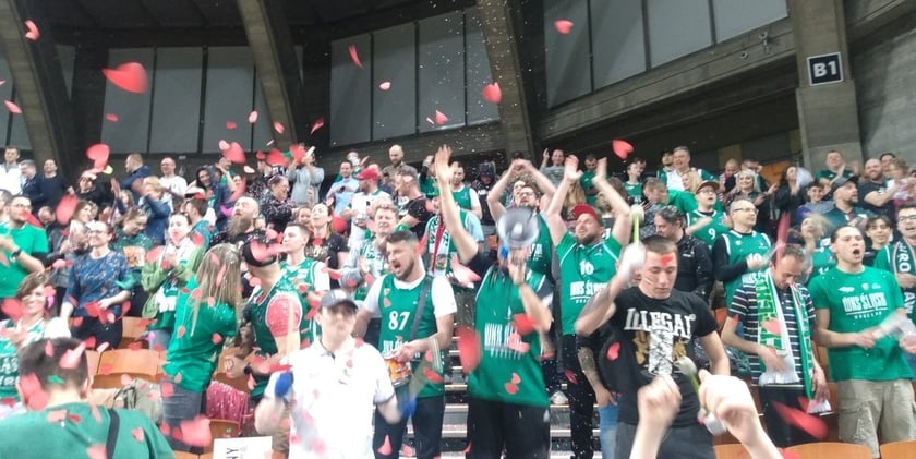 Kibice zaczęli mecz efektownym pokazem confetti