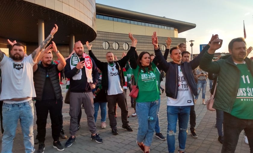 Pozytywnie nastawieni fani Śląska dopingują swoją drużynę przed halą CRS W Zielonej Górze