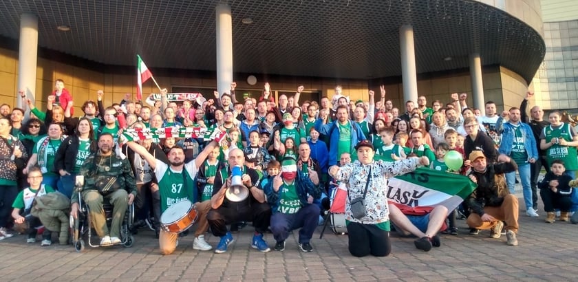 Wspólne zdjęcie części fanów Śląska przed meczem.