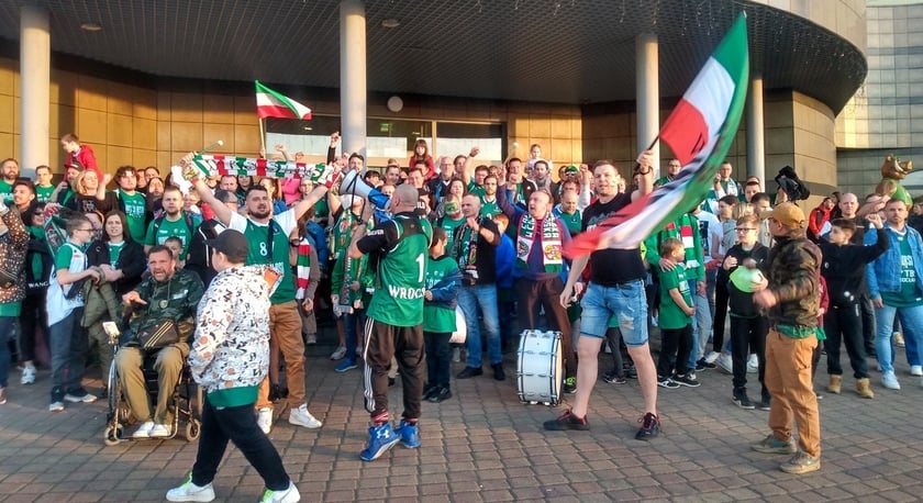 Zielono-biało-czerowne flagi przed meczem w Zielonej Górze