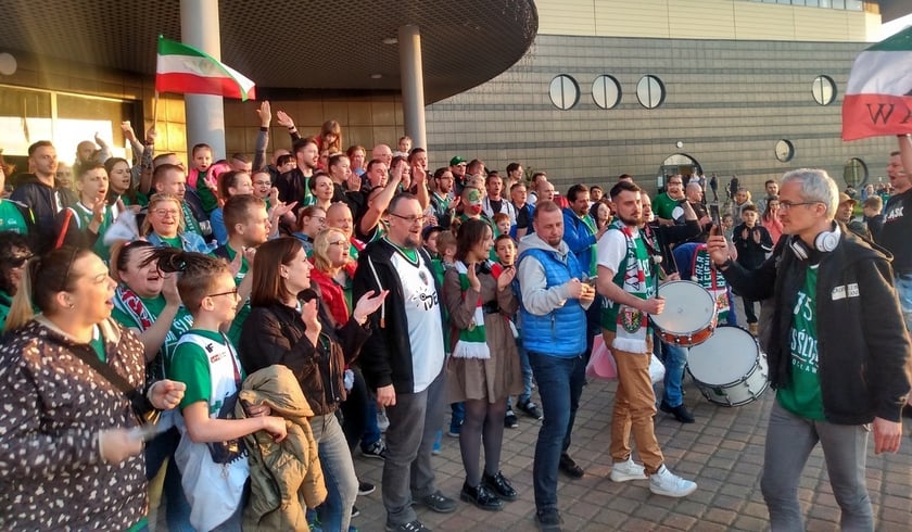 Pozytywnie nastawieni fani Śląska dopingują swoją drużynę przed halą CRS W Zielonej Górze