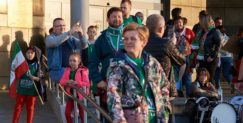 Kibice Śląska są na każdym meczu swojej drużyny. Na zdjęciu podczas wyjazdu na piąte spotkanie w Zielonej Górze.