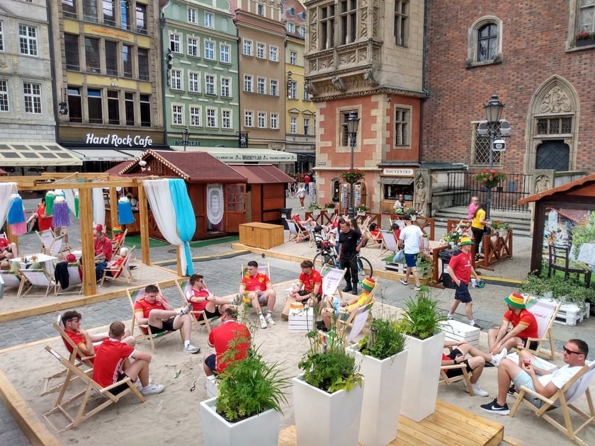 kibice Walii i Polski na wrocławskim rynku