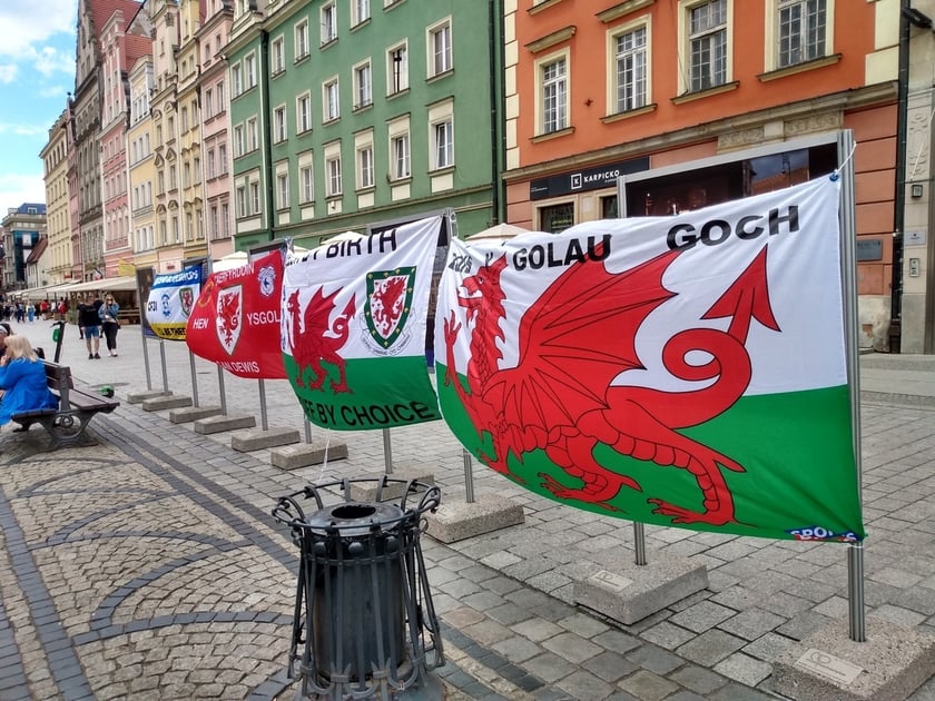 Walijskie flagi we wrocławskim Rynku