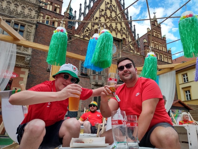 kibice Walii na wrocławskim rynku