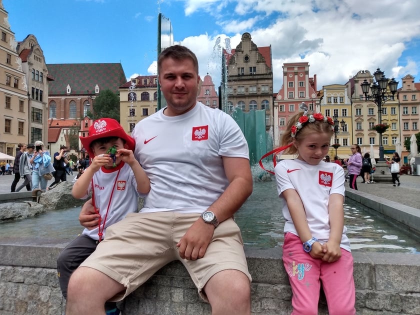 kibice Polski na wrocławskim rynku