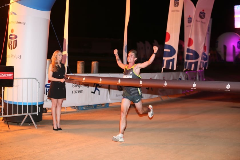 Nocny Półmaraton Wrocław 2022, uczestnicy, znajdź się na zdjęciach ze staru lub mety