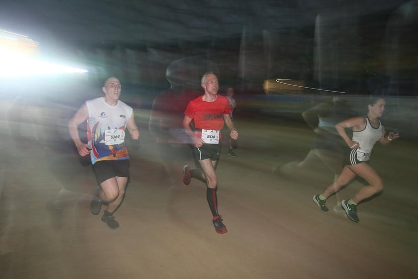 Nocny Półmaraton Wrocław 2022, uczestnicy, znajdź się na zdjęciach ze staru lub mety