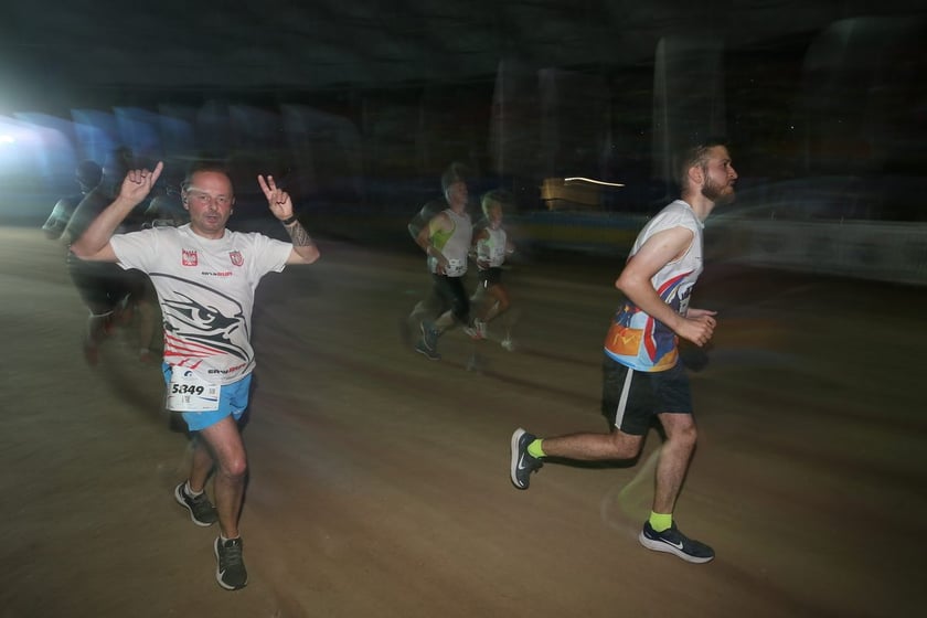Nocny Półmaraton Wrocław 2022, uczestnicy, znajdź się na zdjęciach ze staru lub mety