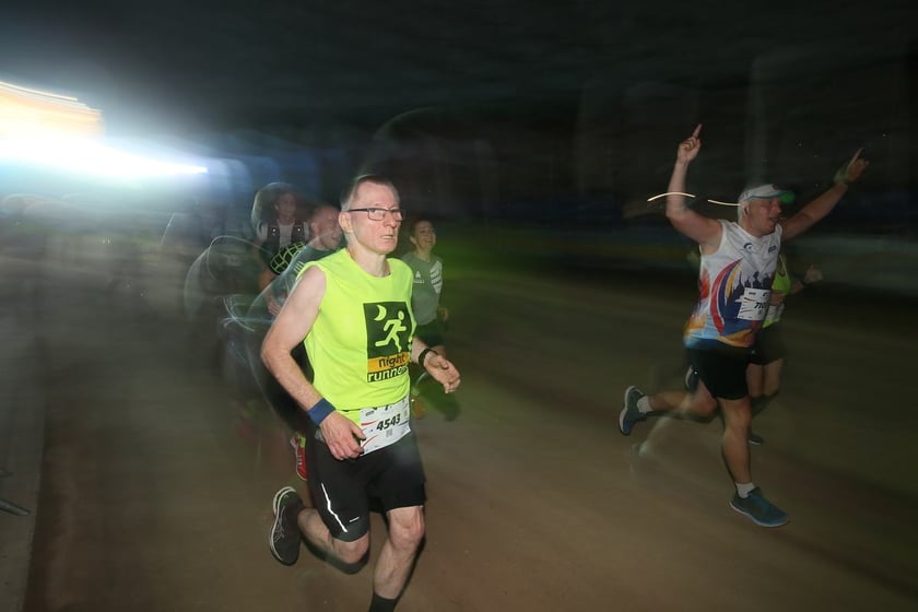 Nocny Półmaraton Wrocław 2022, uczestnicy, znajdź się na zdjęciach ze staru lub mety