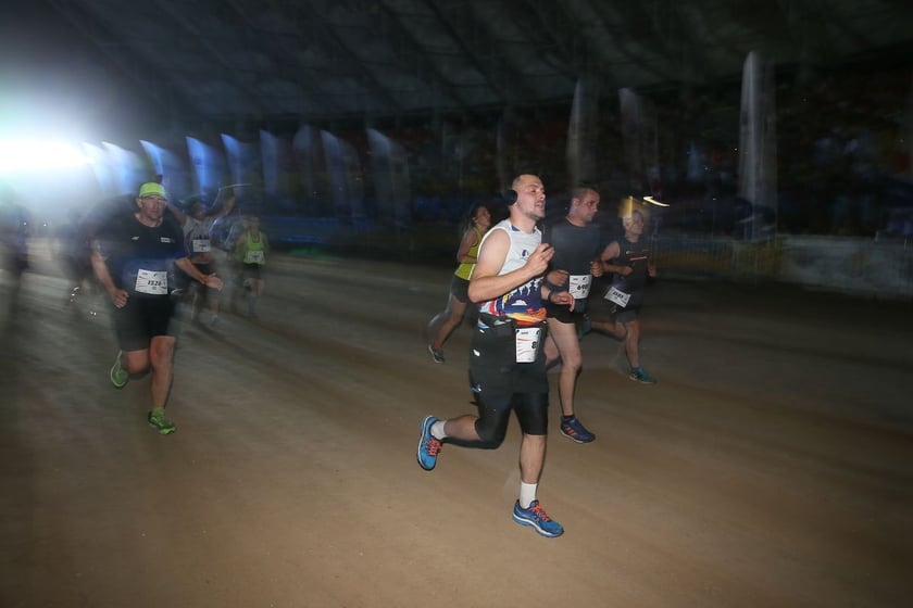 Nocny Półmaraton Wrocław 2022, uczestnicy, znajdź się na zdjęciach ze staru lub mety