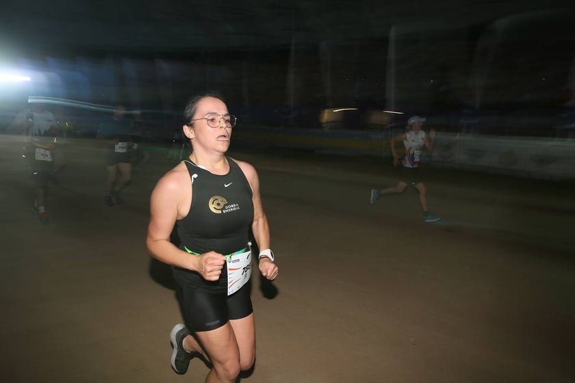 Nocny Półmaraton Wrocław 2022, uczestnicy, znajdź się na zdjęciach ze staru lub mety