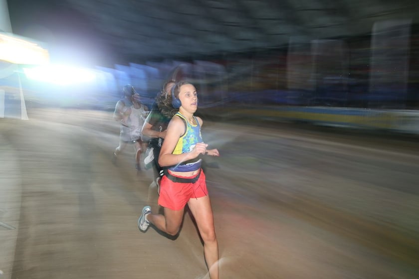 Nocny Półmaraton Wrocław 2022, uczestnicy, znajdź się na zdjęciach ze staru lub mety