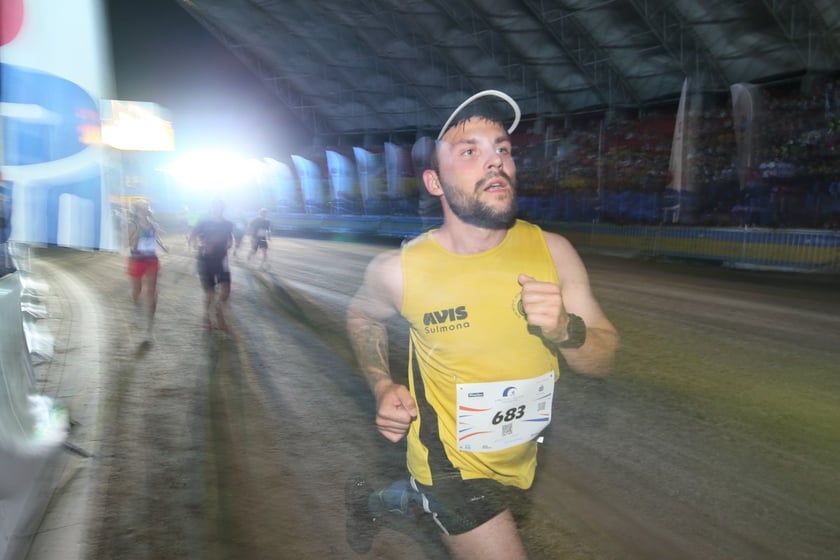 Nocny Półmaraton Wrocław 2022, uczestnicy, znajdź się na zdjęciach ze staru lub mety