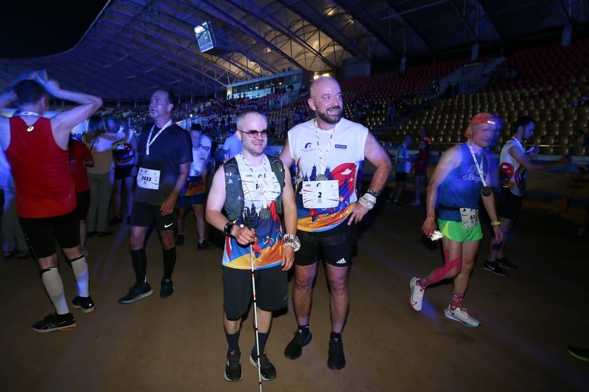 Nocny Półmaraton Wrocław 2022, uczestnicy, znajdź się na zdjęciach ze staru lub mety