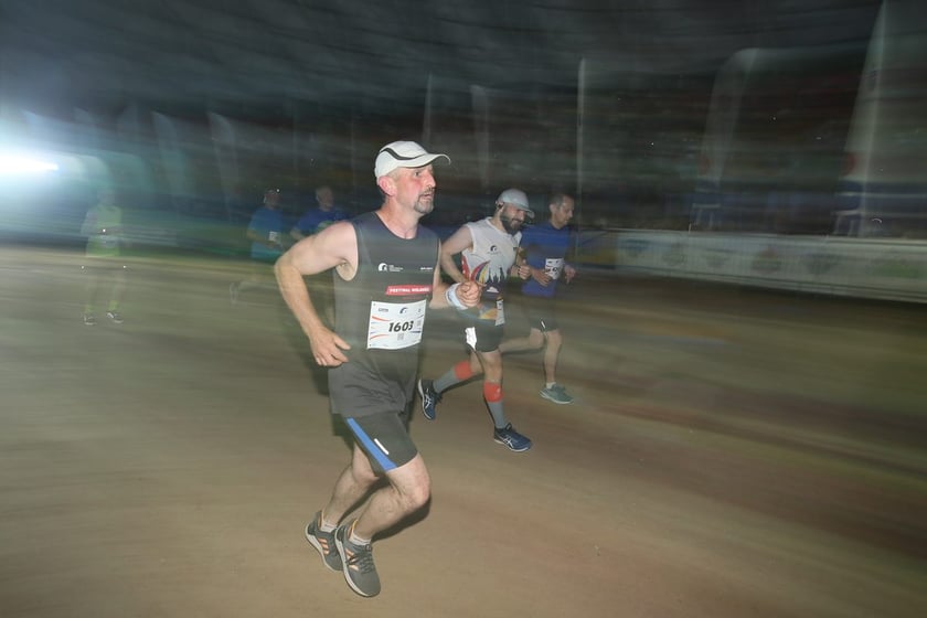 Nocny Półmaraton Wrocław 2022, uczestnicy, znajdź się na zdjęciach ze staru lub mety