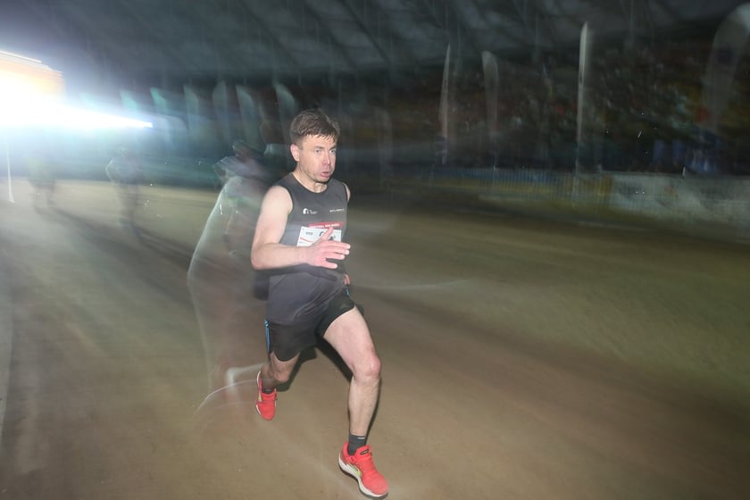 Nocny Półmaraton Wrocław 2022, uczestnicy, znajdź się na zdjęciach ze staru lub mety