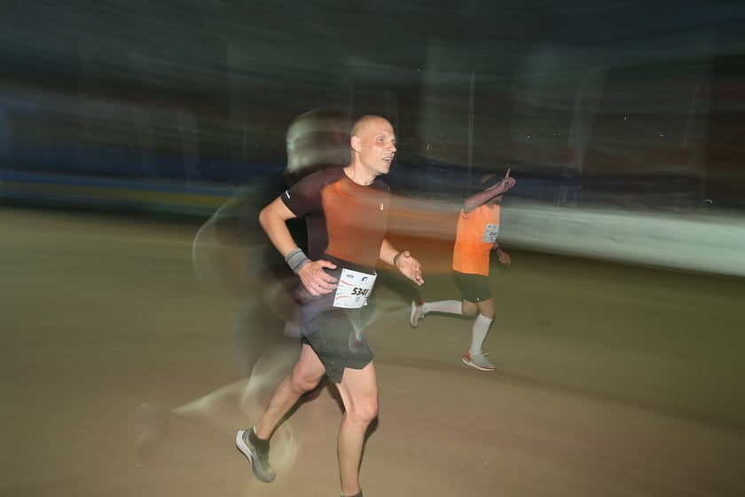 Nocny Półmaraton Wrocław 2022, uczestnicy, znajdź się na zdjęciach ze staru lub mety