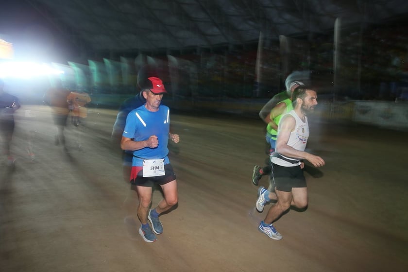 Nocny Półmaraton Wrocław 2022, uczestnicy, znajdź się na zdjęciach ze staru lub mety