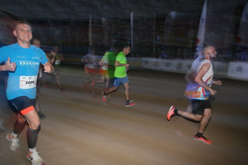 Nocny Półmaraton Wrocław 2022, uczestnicy, znajdź się na zdjęciach ze staru lub mety